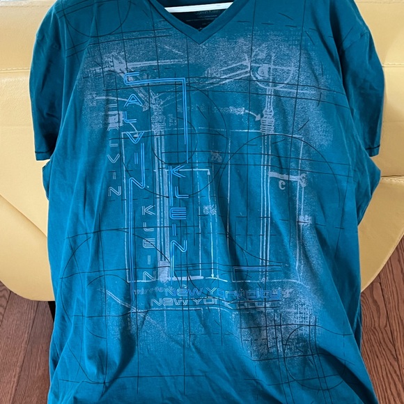 Mens Calvin Klein short sleeve v neck shirts. Worn once to try on. - Picture 5 of 9